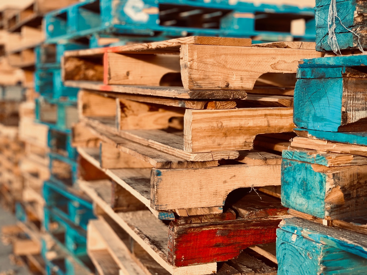Waar moet je op letten bij het inpakken van pallets?