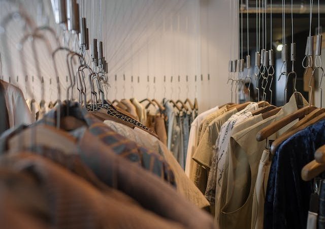 Laat je stijl stralen met trendy damesjassen van Sans-Online